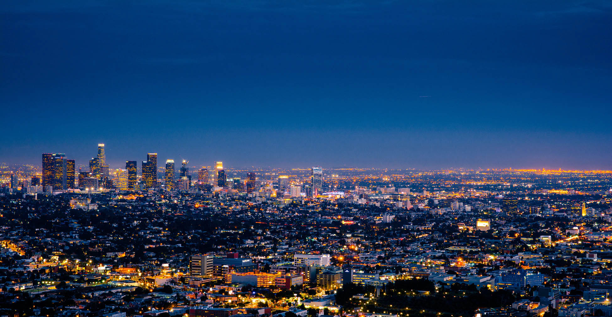 某湖新区房产开发集团携手某某集团，打造新区商业新标杆